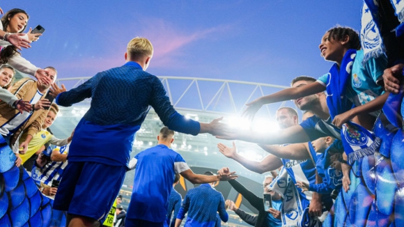 FC Porto: Jogadores sobem ao relvado do Dragão para exercícios de aquecimento