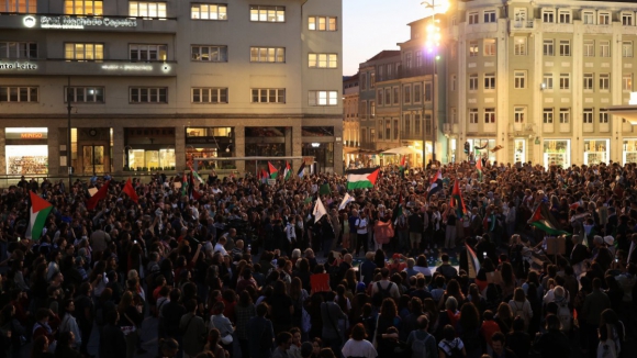 Mais de mil pessoas protestam e bloqueiam ruas no Porto pela Palestina
