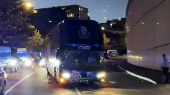 FC Porto: As imagens da chegada do autocarro dos Azuis e Brancos ao Estádio do Dragão