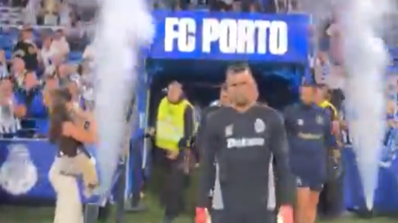 FC Porto: Guarda-redes já aquecem no relvado do Dragão