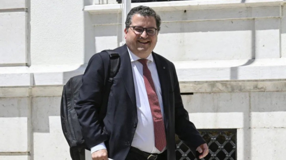 Ministro das Finanças já entregou proposta do Orçamento de Estado na Assembleia da República