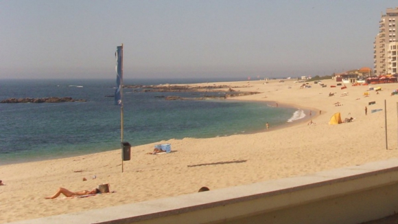 Duas mulheres resgatadas do mar na praia da Lagoa na Póvoa de Varzim