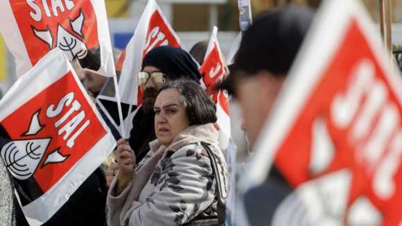Trabalhadores dos transportes p&uacute;blicos municipais em greve pela reposi&ccedil;&atilde;o das carreiras