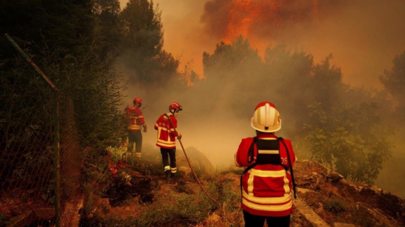 Fogo na P&oacute;voa de Lanhoso teve refor&ccedil;o de meios humanos