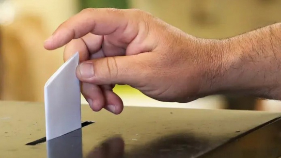 Mesas de voto encerraram &agrave;s 19h00 no continente e na Madeira