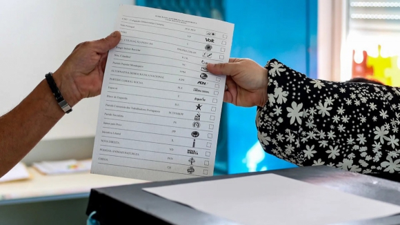 Sete c&acirc;maras mudaram pela primeira vez de cor pol&iacute;tica e 17 continuam fi&eacute;is