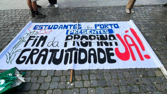 Cerca de 100 estudantes manifestaram-se no Porto contra o aumento das propinas
