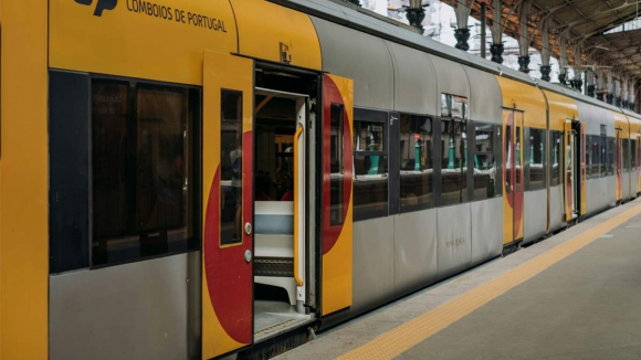 CP e Alstom/DST assinam contrato para compra de 117 comboios