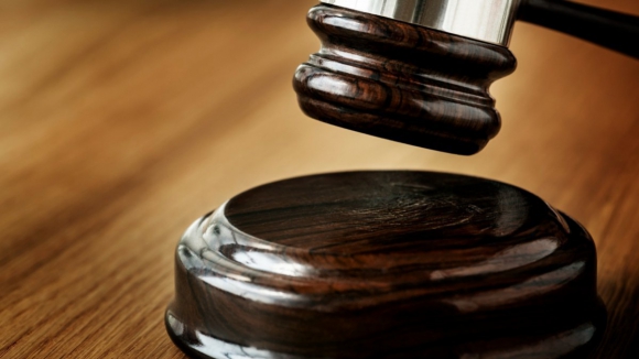 Suspeita de rapto e extors&atilde;o nega crimes no in&iacute;cio do julgamento na Feira