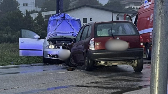 Homem de 84 anos morre em colis&atilde;o com tr&ecirc;s viaturas em Famalic&atilde;o