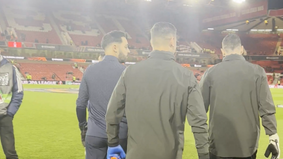 FC Porto: Guarda-redes j&aacute; aquecem no relvado do City Ground para jornada europeia