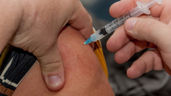 Metade das pessoas com 85 ou mais anos vacinadas contra a gripe no primeiro m&ecirc;s da campanha