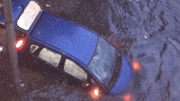 Inunda&ccedil;&atilde;o na via p&uacute;blica no Porto obrigou ao resgate de idosa de ve&iacute;culo