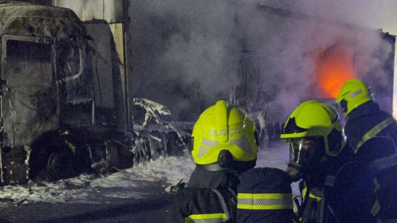 Inc&ecirc;ndio de cami&atilde;o encerra A4 ao quil&oacute;metro 116 no sentido este-oeste junto a Alij&oacute;