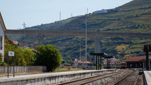 Obras de eletrificação suspendem circulação ferroviária entre Marco e Régua