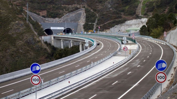 A4 reabre depois de inc&ecirc;ndio em cami&atilde;o que cortou via entre Mur&ccedil;a e P&oacute;pulo