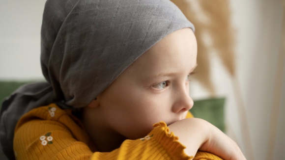 Carta com 47 mil assinaturas pede apoios justos para famílias de crianças com cancro