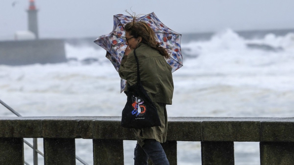 Sete distritos do continente sob aviso amarelo por causa da chuva