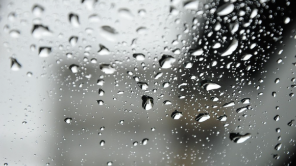 Chuva intensa corta trânsito na frente ribeirinha de Viana do Castelo