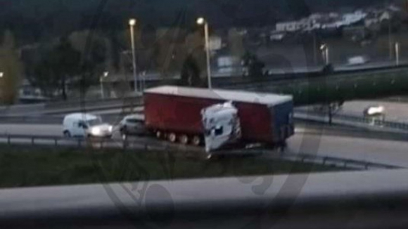Trânsito cortado na saída da A1 para o IP3 em Coimbra devido a acidente