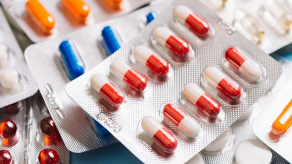 Infarmed anuncia que medicamentos essenciais e f&aacute;rmacos at&eacute; 30 euros n&atilde;o ter&atilde;o aumentos em 2026