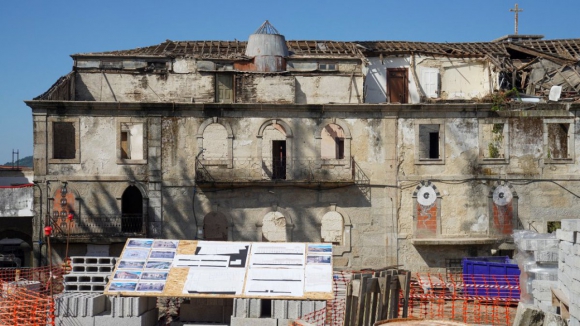 Mau tempo. Edif&iacute;cio de futura resid&ecirc;ncia universit&aacute;ria em Guimar&atilde;es com derrocada parcial