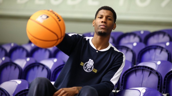 Cornelius Hudson: "S&oacute; penso em ajudar a equipa"