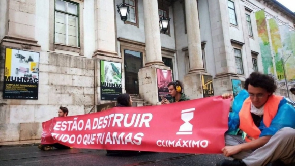 Mais de 100 artistas apoiam estudantes e apelam ao fim dos combust&iacute;veis f&oacute;sseis