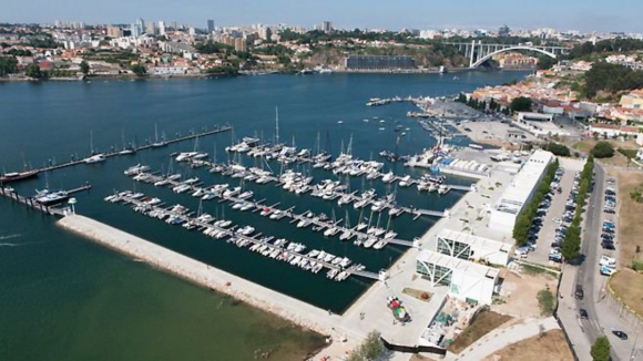 Retomadas buscas para encontrar desaparecido na marina da Afurada em Gaia