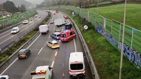 Acidente em cadeia na A3 sentido Braga-Porto provoca tr&ecirc;s feridos e tr&acirc;nsito condicionado