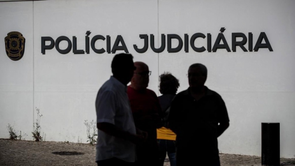 PJ det&eacute;m pai e filho por posse de armas proibidas em Bai&atilde;o