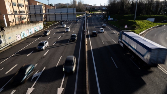 Cami&otilde;es deixam de pagar portagem &agrave; hora de ponta na circular exterior do Porto em mar&ccedil;o