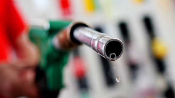 Semana arranca com descida acentuada no preço dos combustíveis. Conheça as previsões
