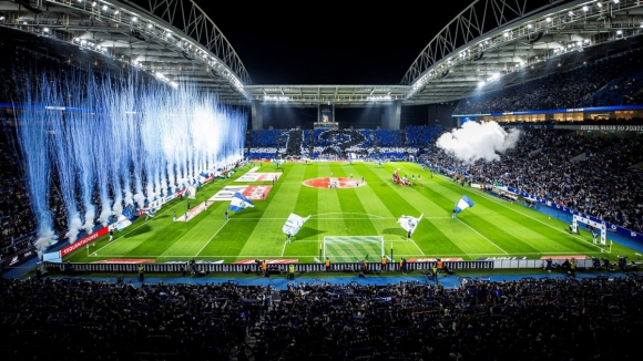 FC Porto:&nbsp;O centro do espet&aacute;culo. Est&aacute;dio do Drag&atilde;o em destaque na Revista Drag&otilde;es