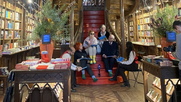 De meias nos p&eacute;s e livros nas m&atilde;os idosos unem-se em clube de leitura para combater a solid&atilde;o