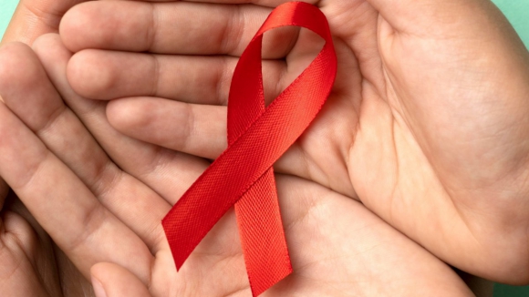 OMS alerta que cortes no financiamento comprometem combate ao VIH
