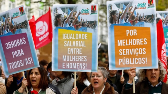 Mulheres na UE precisam trabalhar 15 meses para igualar salário anual dos homens