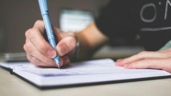 Abertas candidaturas a pr&eacute;mio liter&aacute;rio para jovens da eurorregi&atilde;o Galiza-Norte de Portugal