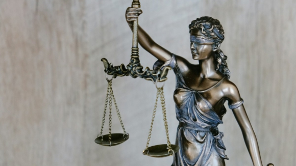 Mentor de grupo acusado de burlar 88 vítimas com arrendamentos no Porto confessa factos