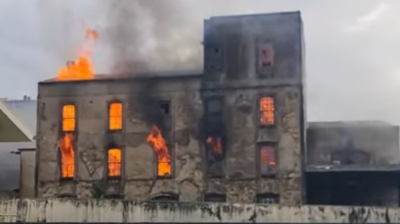 Incêndio consome edifício da antiga moagem na Trofa