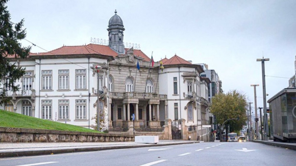 C&acirc;mara de Gaia aprova aumento de 0,5% no IRS com voto contra do PS