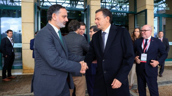 Autarcas do PSD reúnem no Porto e do PS em Leiria para elegerem dirigentes do próximo mandato