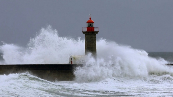 Continente e Madeira sob avisos sexta e s&aacute;bado devido &agrave; agita&ccedil;&atilde;o mar&iacute;tima