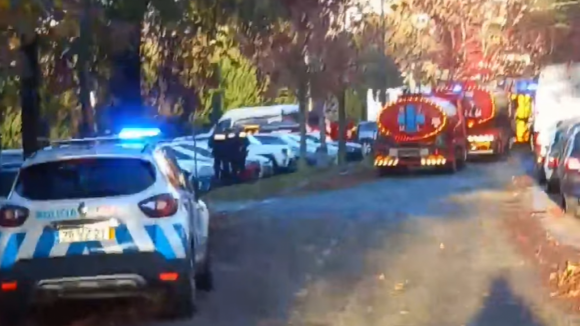 Quatro viaturas destru&iacute;das em inc&ecirc;ndio perto de esta&ccedil;&atilde;o de metro em Matosinhos