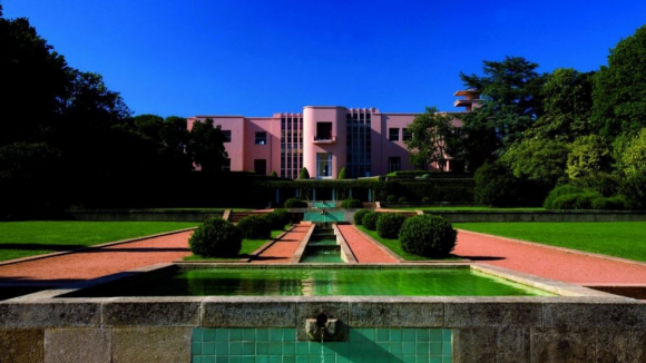 Museu de Serralves apresenta obras in&eacute;ditas de Anne Imhof com piscina em ferro negro