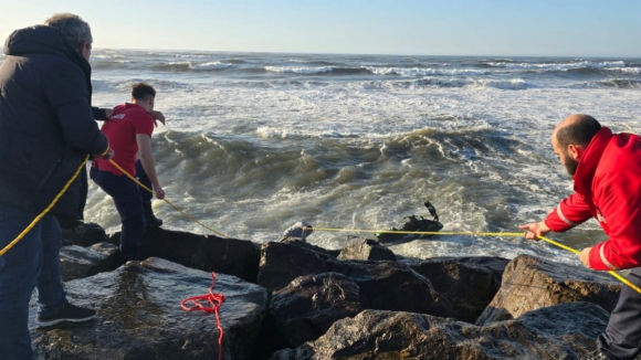 Resgatado homem de mota de &aacute;gua arrastada pela corrente na barra de Esposende