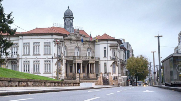 Manuten&ccedil;&atilde;o do IRS em Gaia nos 2,5% para 2026 aprovada com absten&ccedil;&atilde;o do PS