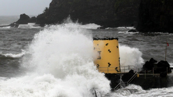 Aviso laranja em sete distritos devido &agrave; agita&ccedil;&atilde;o mar&iacute;tima