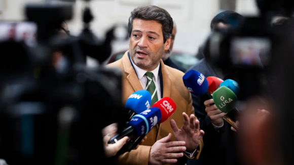 Ventura condenado a retirar cartazes que visam a comunidade cigana