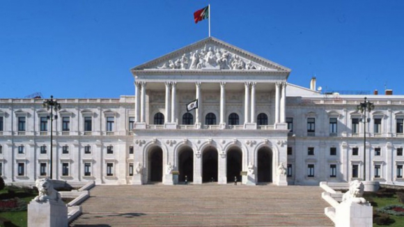 Mensagem de Ano Novo:&nbsp;PSD real&ccedil;a rela&ccedil;&atilde;o de Marcelo com portugueses e CDS elogia &ldquo;farol de responsabilidade&rdquo;